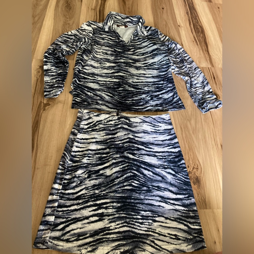 Fox Fire Womens Zebra Print Long Sleeve Top Skirt Medium